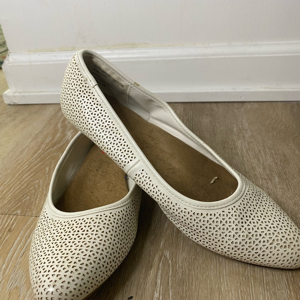 White flower flat